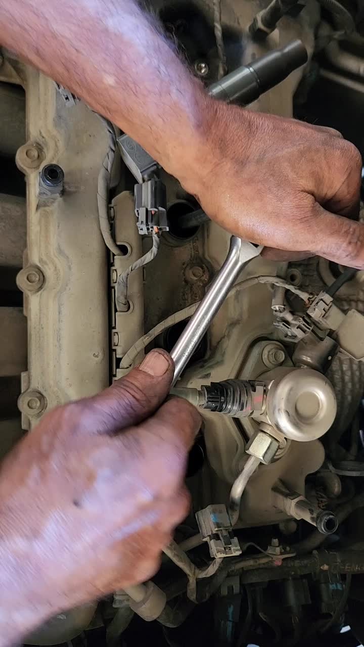 从事汽车维修服务的汽车技工。汽车修理工正在修理汽车视频素材