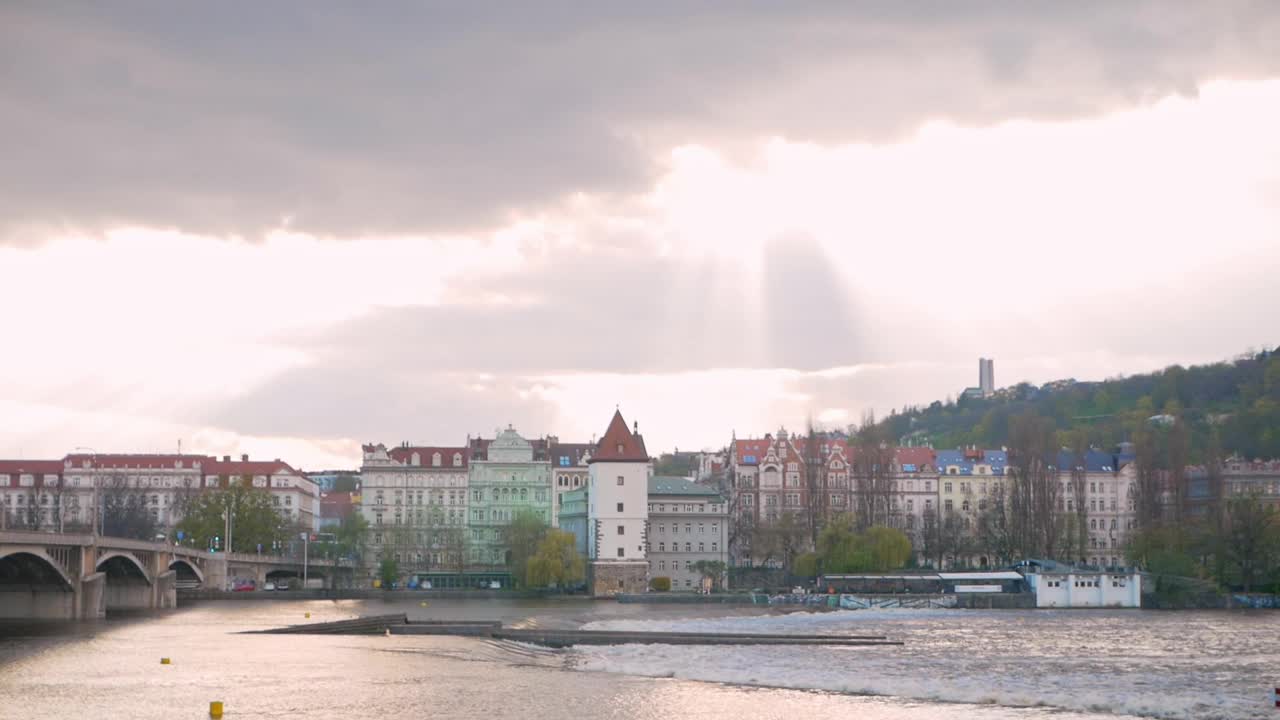 布拉格的美景，全景，河流。Czechia。通往城市的桥视频下载