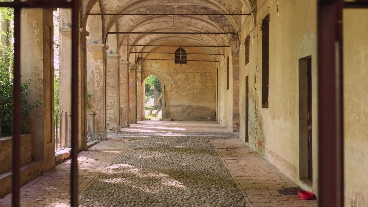 意大利帕尔马圣塞多的中世纪罗西堡垒的外部拱门和走廊视频下载