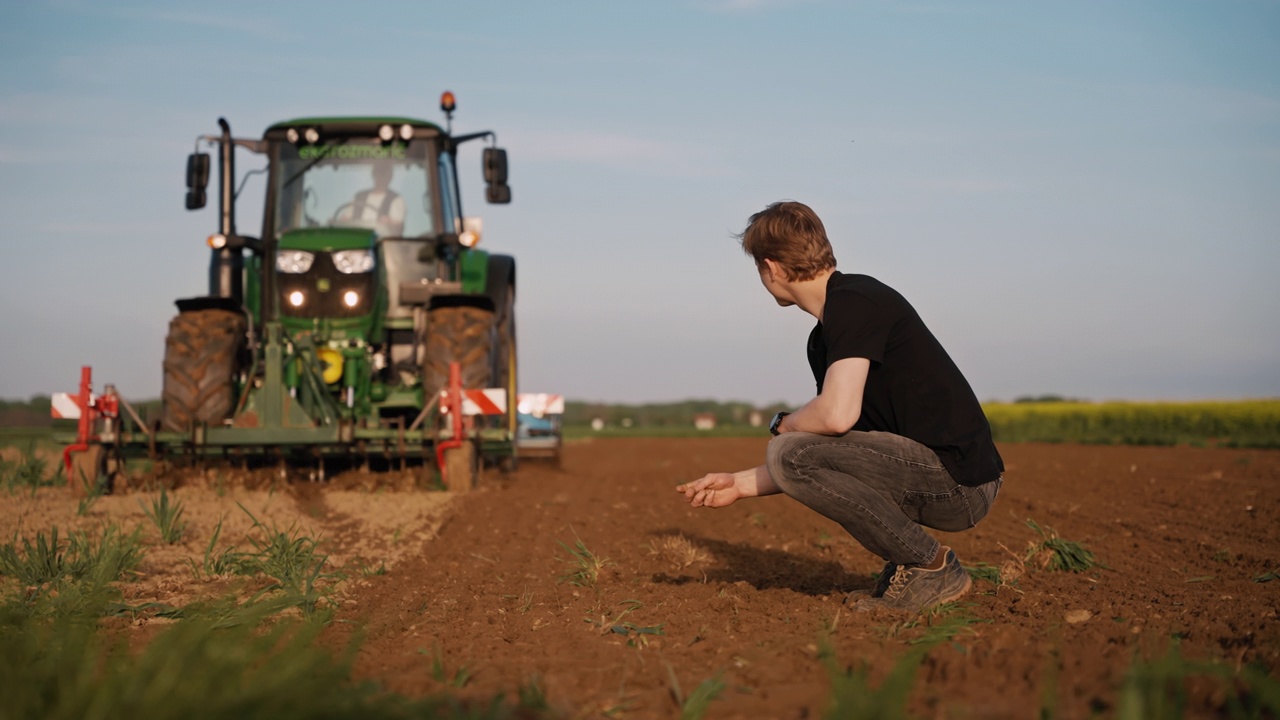 农民在日落时检查土壤以获得最佳作物生长视频素材