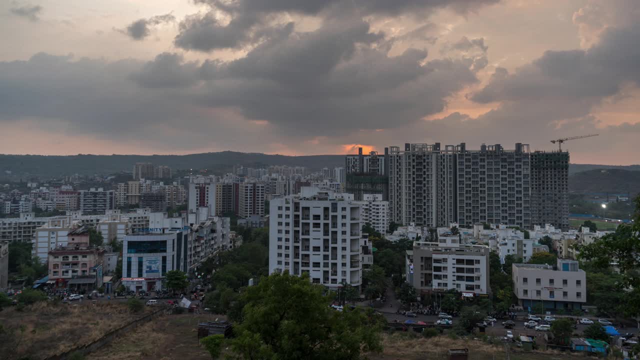 从印度马哈拉施特拉邦的一座山上拍摄的印度大都市浦那的黄金时间日落和白天和黑夜的时间流逝视频下载