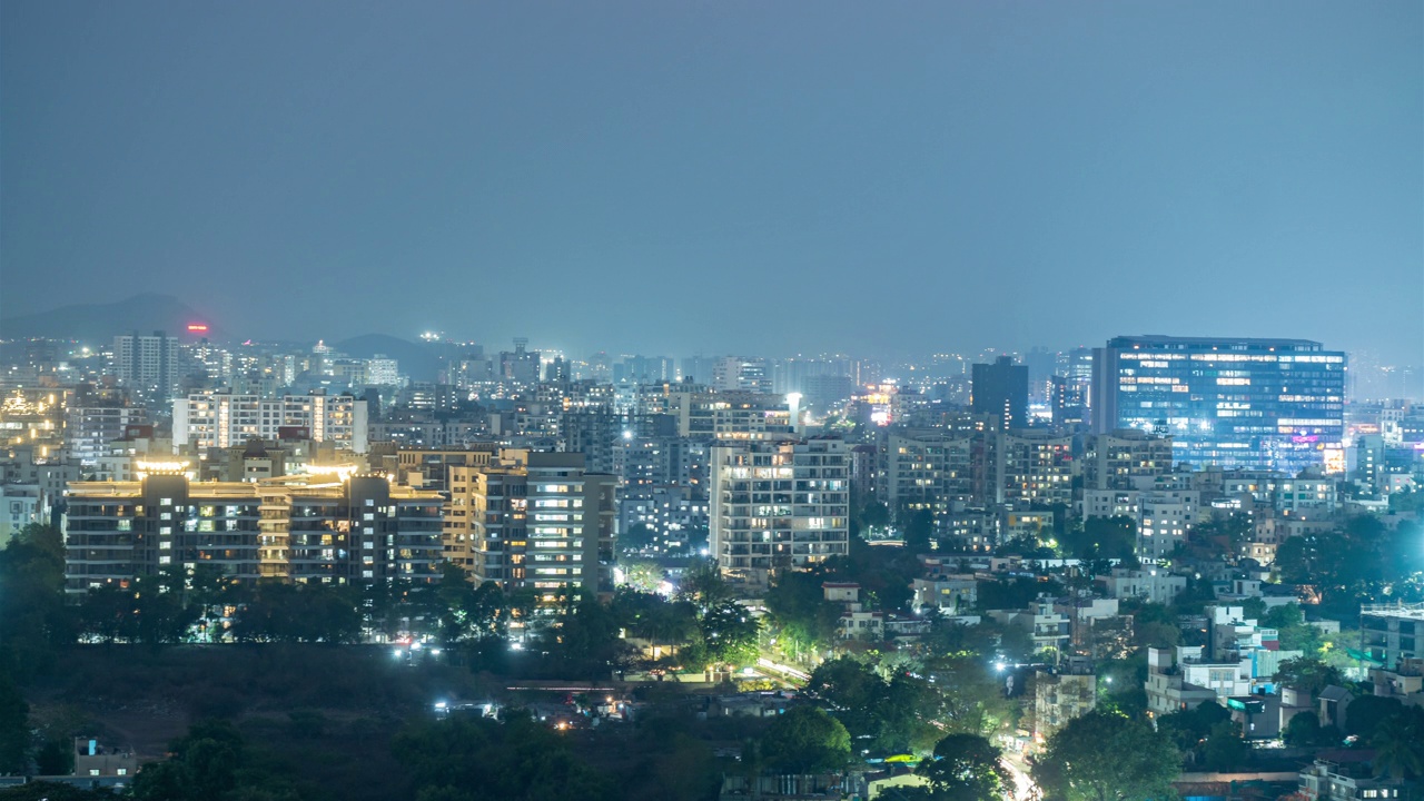 印度马哈拉施特拉邦，从城市内的一座山上拍摄的印度地铁城市浦那的日落和白天到夜晚的时间流逝视频下载