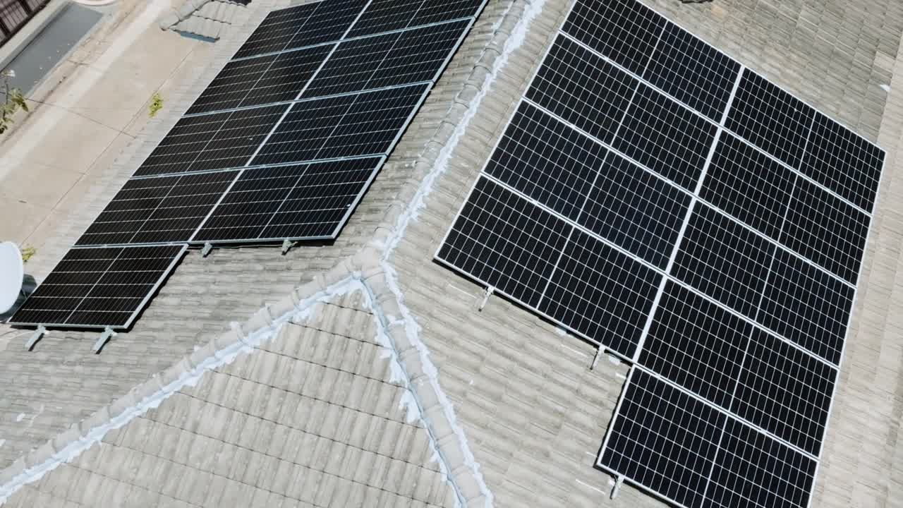 阳光明媚的夏日，亚洲家庭屋顶上的太阳能电池板。无人机航拍图。自然永续动力科技，清洁永续能源，零废弃物生活理念。视频下载