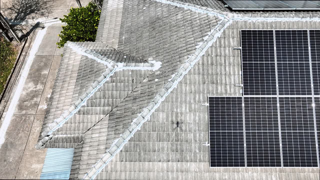 阳光明媚的夏日，亚洲家庭屋顶上的太阳能电池板。无人机航拍图。自然永续动力科技，清洁永续能源，零废弃物生活理念。视频下载