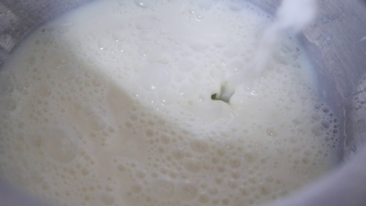 牛奶倒进容器的慢动作视频素材