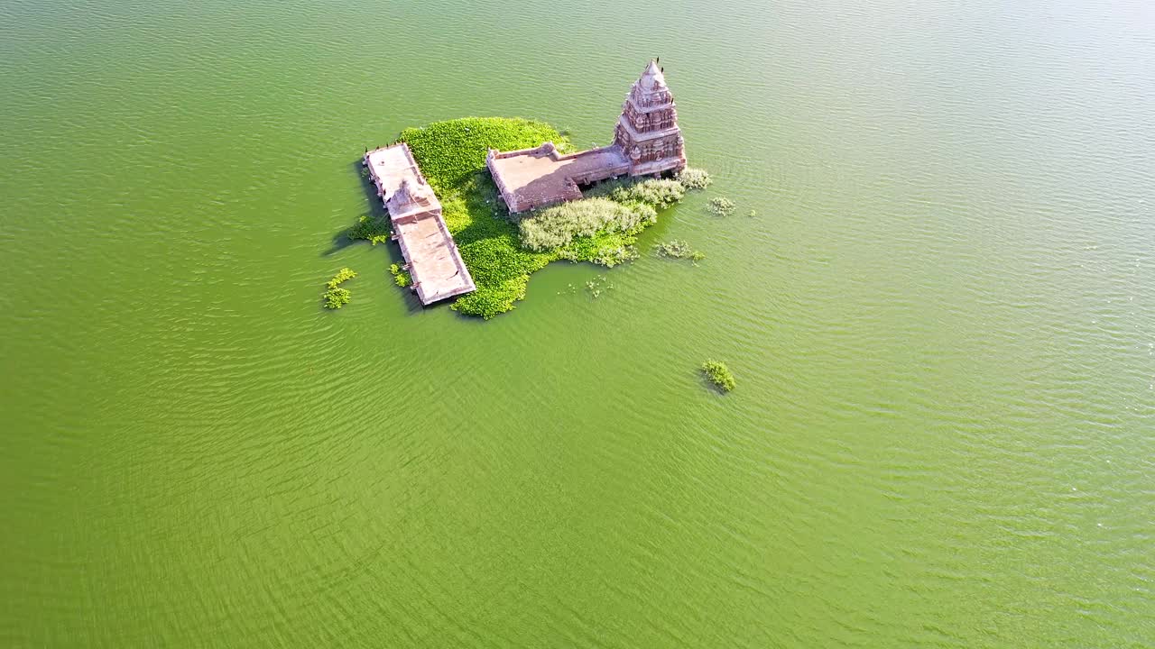 位于TippaGondanahalli水库中央的Sangameshwara寺庙视频下载