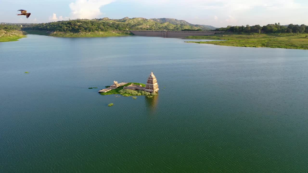 位于TippaGondanahalli水库中央的Sangameshwara寺庙视频下载
