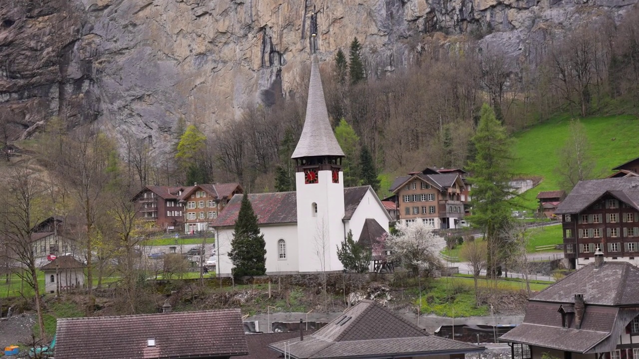 航拍，劳特布伦南在瑞士，著名的瑞士高山村庄景观与Staubbach瀑布在日出视频下载