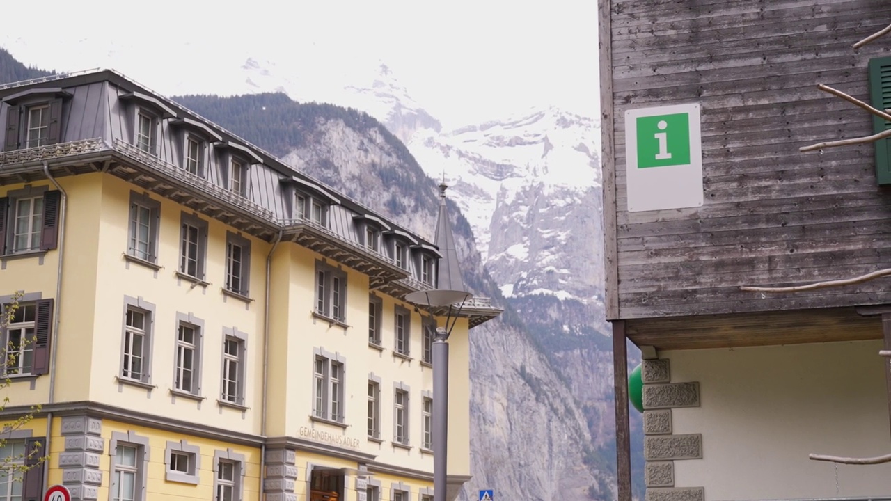 航拍，劳特布伦南在瑞士，著名的瑞士高山村庄景观与Staubbach瀑布在日出视频下载