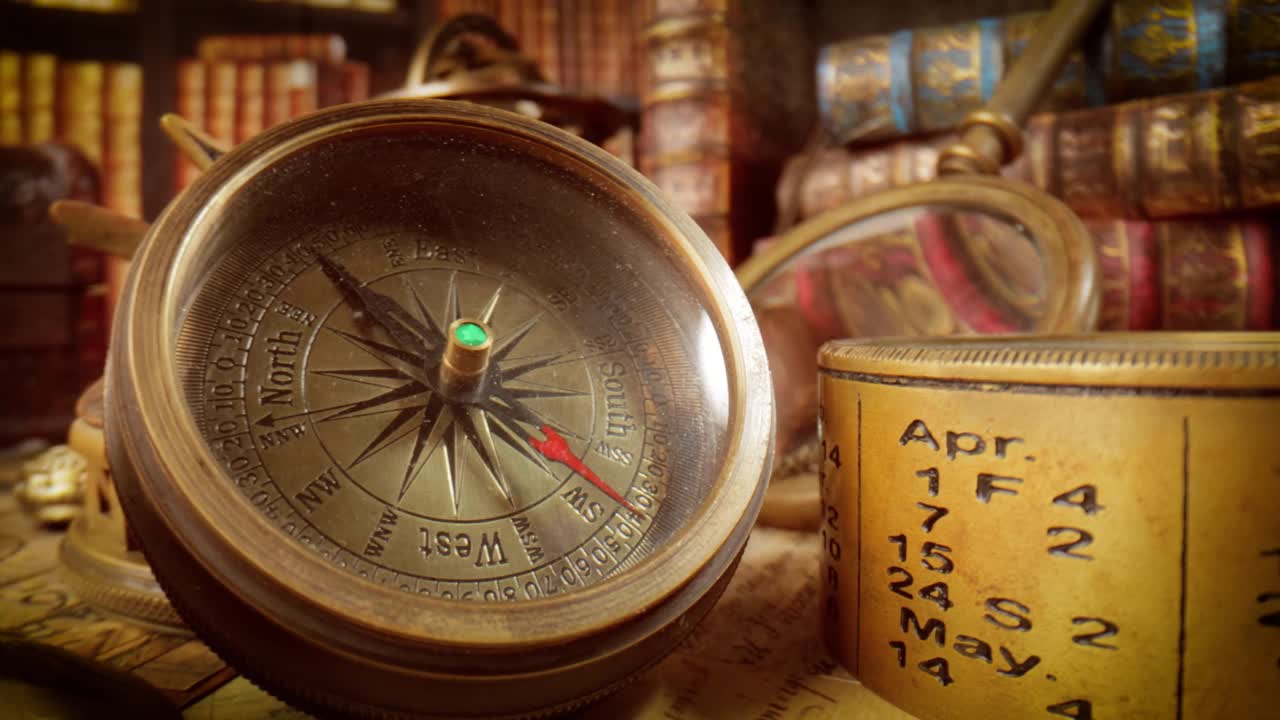复古风格的旅行和冒险。桌上的老式指南针和其他老式物品。视频素材