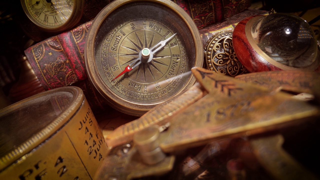复古风格的旅行和冒险。桌上的老式指南针和其他老式物品。视频素材