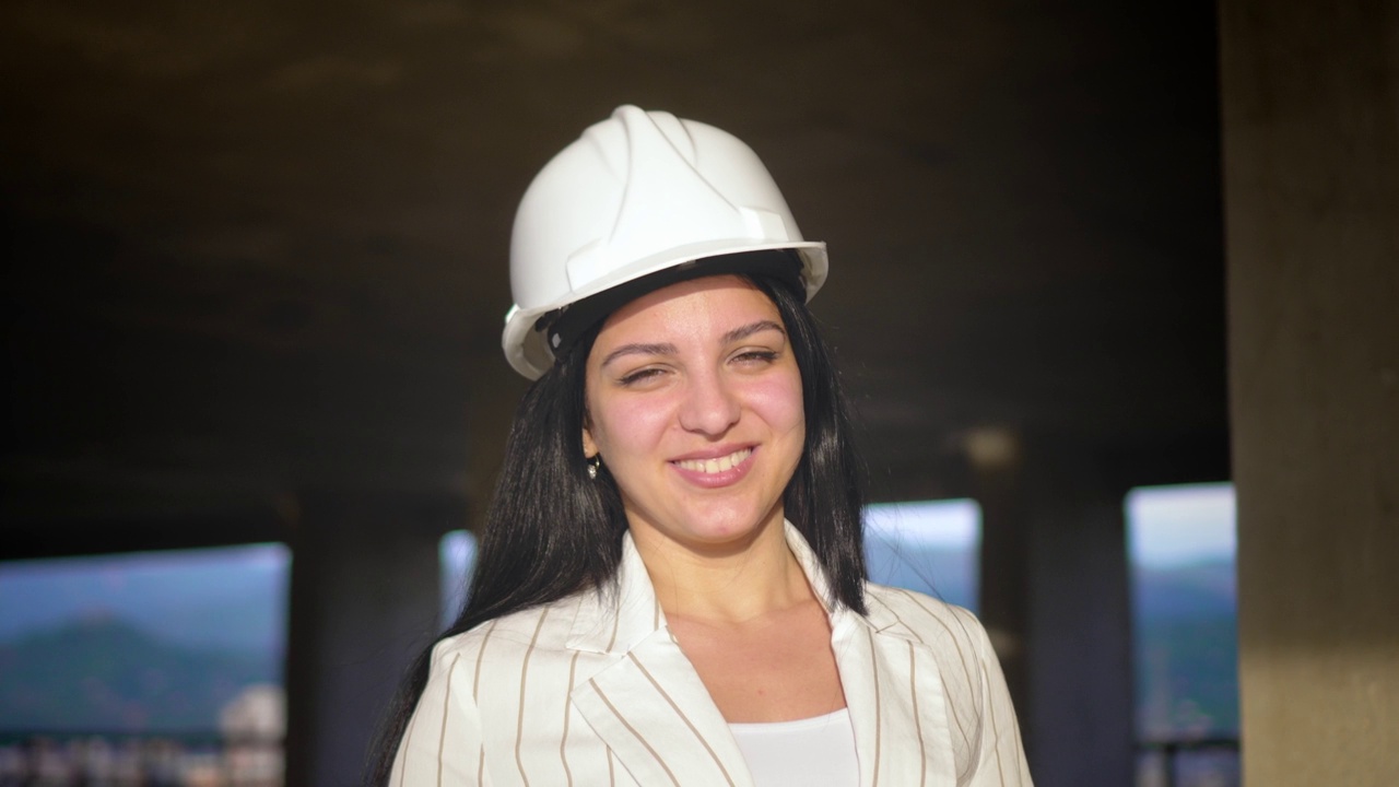 在建筑工地微笑的女工程师。自信视频素材