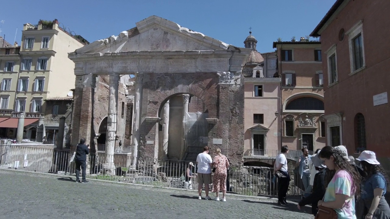 2023年，欧洲，意大利，罗马——马尔切罗剧院(Teatro Marcello)——由于新冠病毒-犹太区的封锁结束后，罗马废墟空空荡荡的游客视频素材