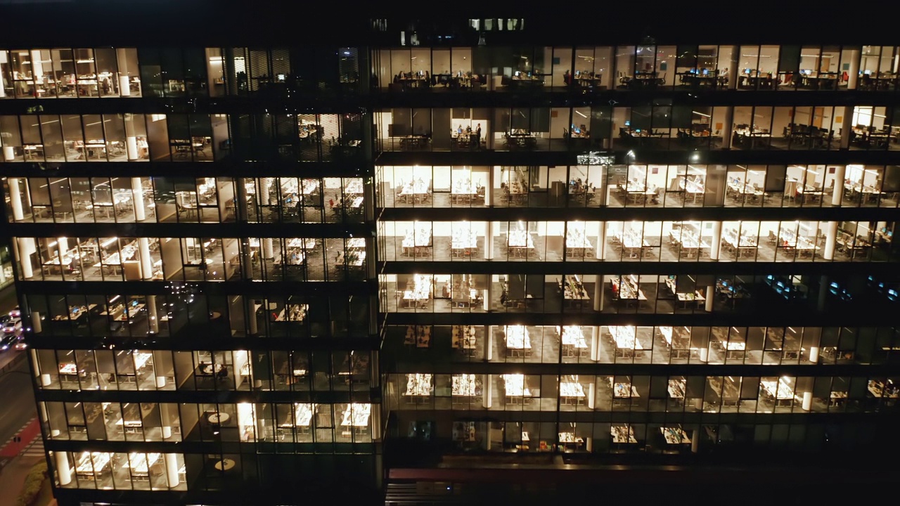 夜间摩天大楼窗户的鸟瞰图。视频素材