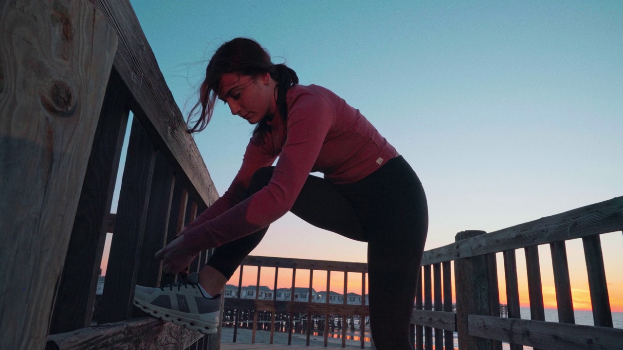 加州圣地亚哥，一名年轻女子正在为日落跑步系鞋带视频下载