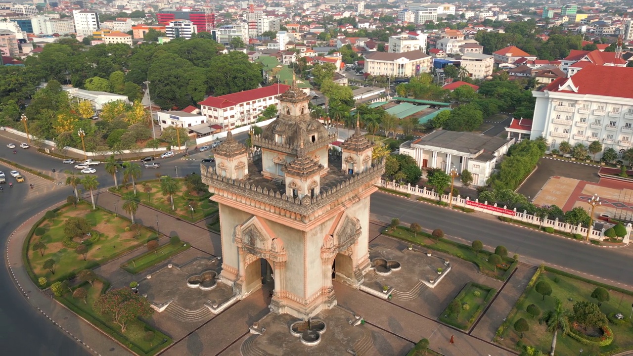 老挝首都万象历史古城中心鸟瞰图。视频下载