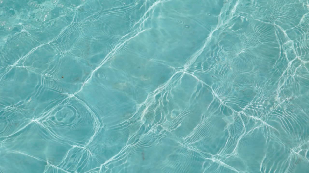 游泳池里的水滴。蓝色的颜色。海洋封锁水面。定格视频。H2O酒店放松。海浪夏日质感。水晶湿波。漂浮平静飞溅。视频下载