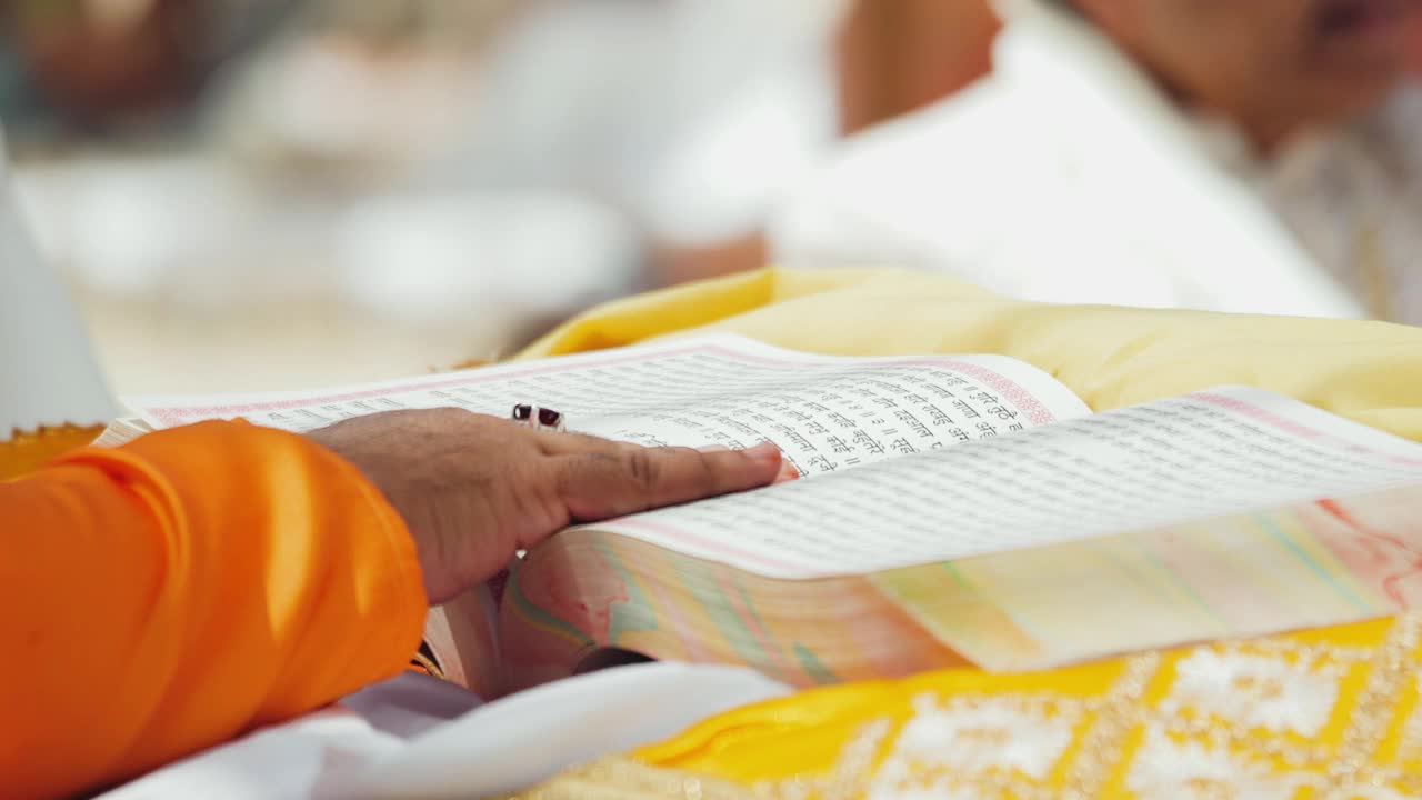 在婚礼上，牧师的手翻动着神圣的印度宗教书籍视频下载