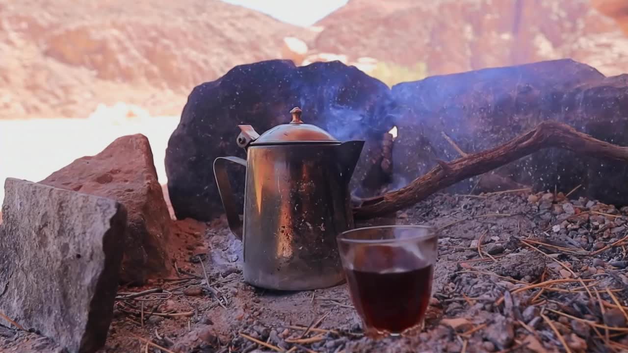 在埃及西奈的贝都因村庄里，火上的贝都因茶视频素材
