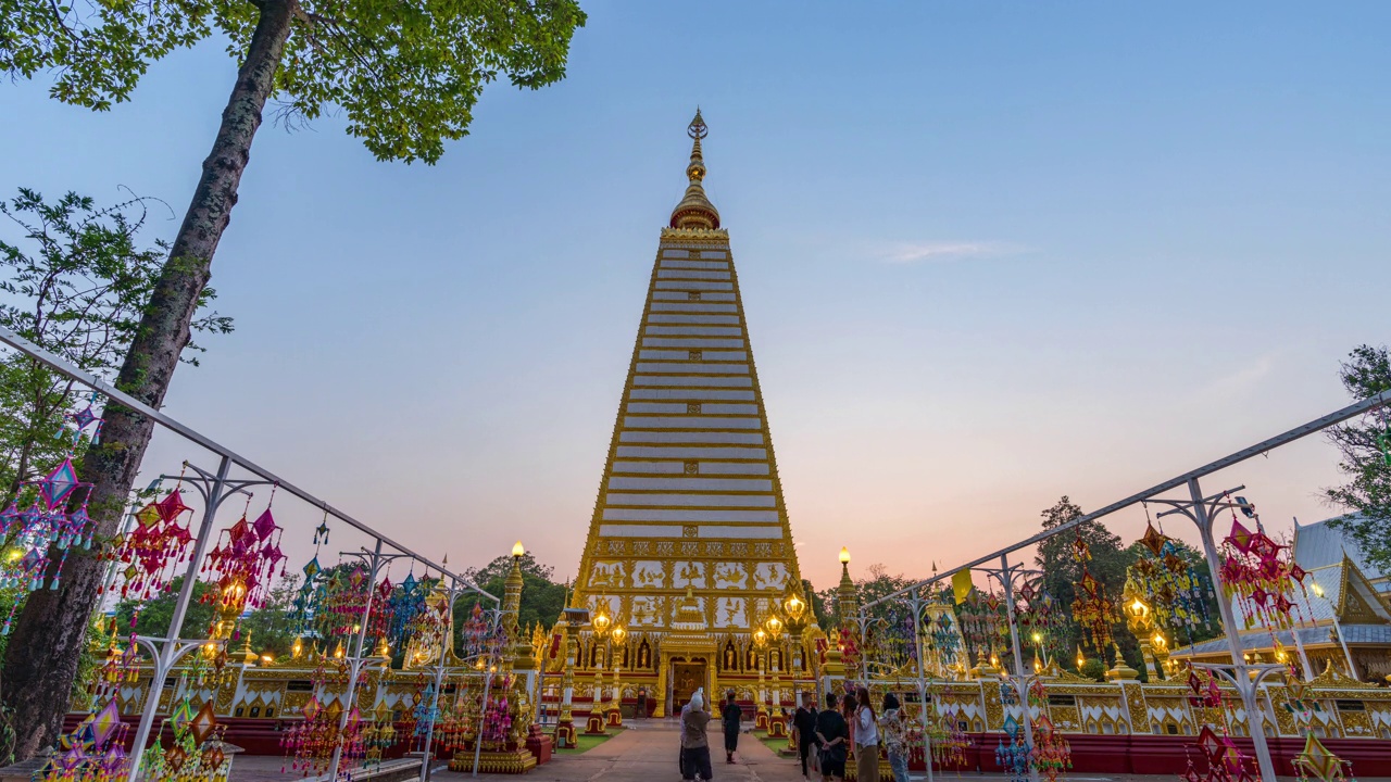 时间流逝-日落的场景在Wat Phrathat Nong Bua寺在乌汶府，泰国视频下载