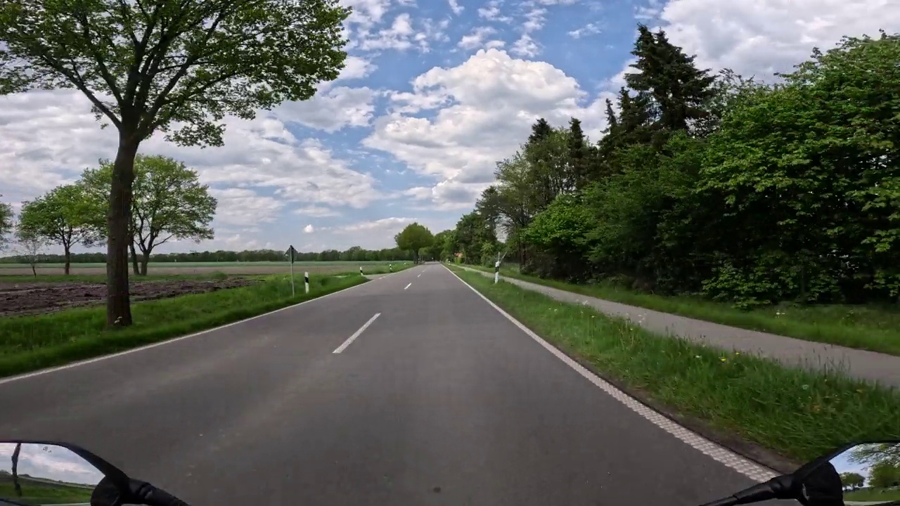 天气好的时候在乡间路上骑摩托车视频下载