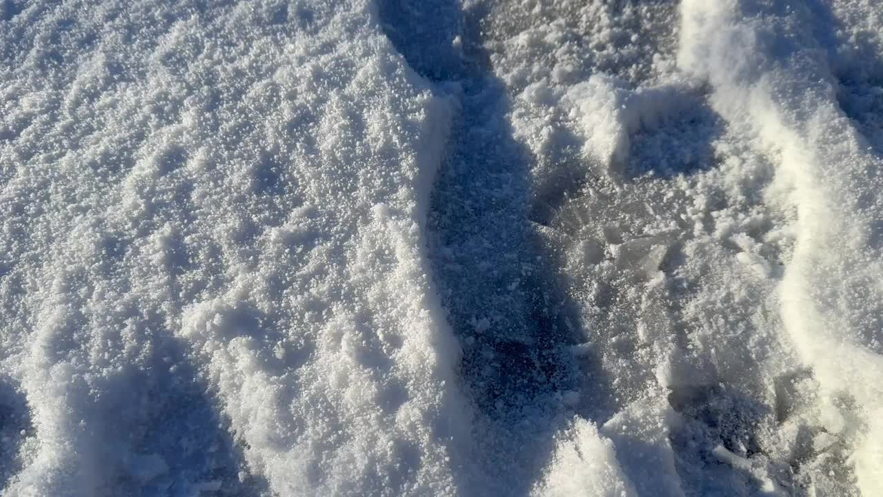 徒步穿越白雪覆盖的德国乡村视频下载