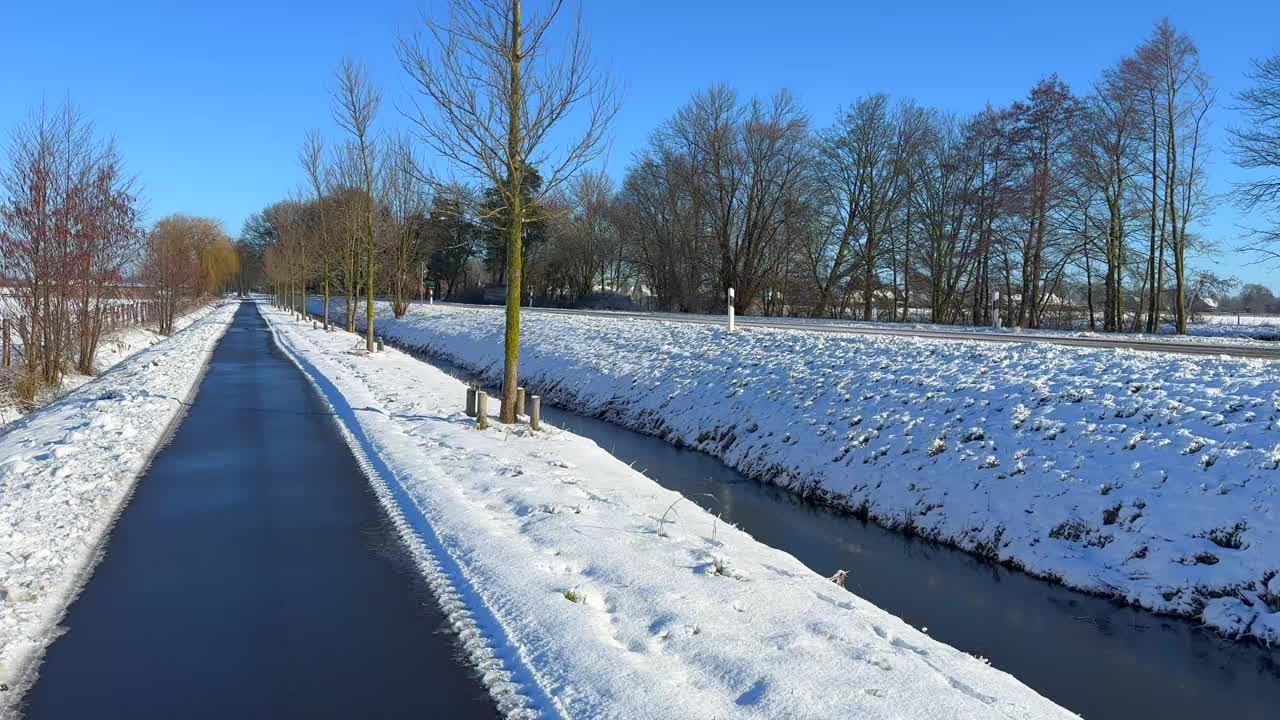 徒步穿越白雪覆盖的德国乡村视频下载