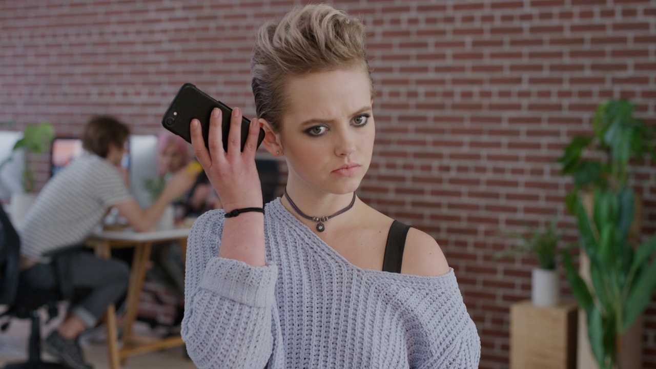 肖像时尚的年轻女性学生在智能手机上聊天使用手机人工智能应用程序可爱的女孩做语音备忘录手机通信视频下载