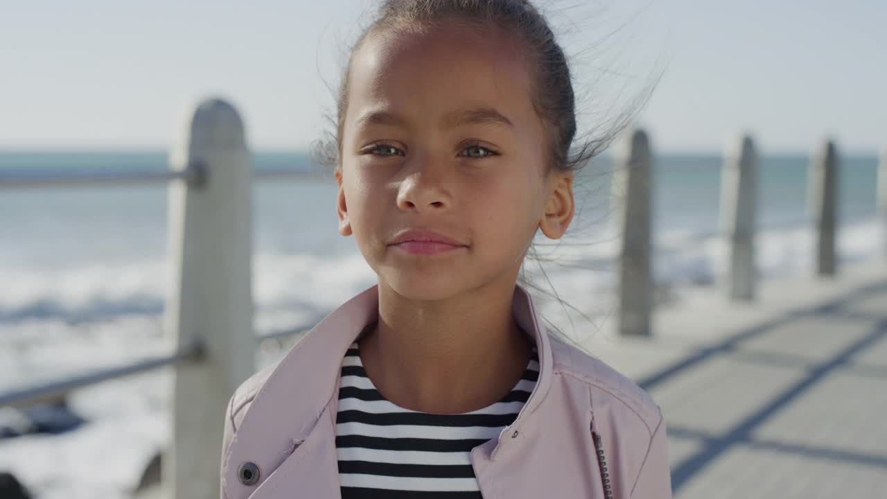肖像小混血女孩飞吻微笑开朗快乐的孩子享受放松的阳光明媚的日子在海滩海滨视频素材