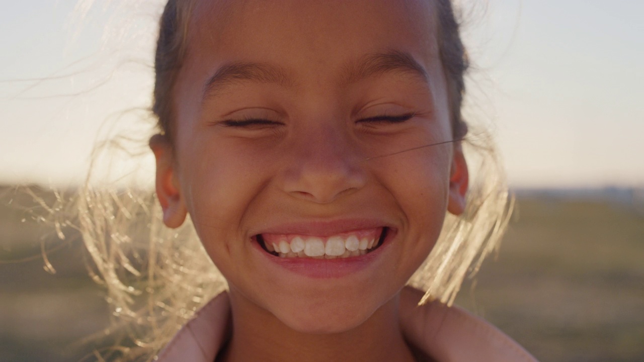特写肖像年轻快乐的混血儿女孩微笑着在美丽的公园享受暑假夕阳真人系列视频素材