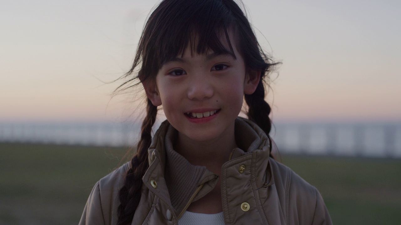 亚洲小女孩在海滨公园愉快地享受着快乐的暑假视频素材