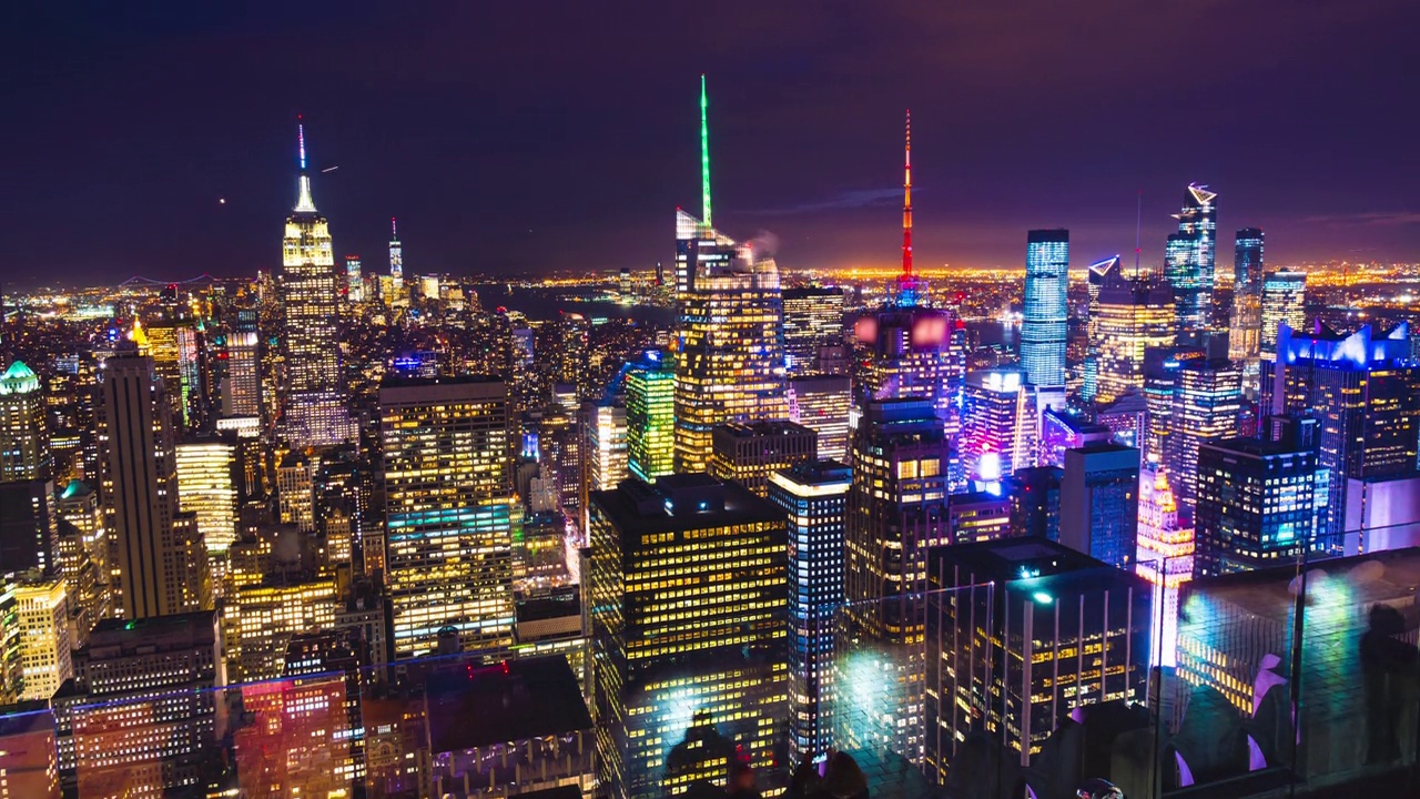 美国纽约曼哈顿的摩天大楼屋顶夜景俯视图视频下载