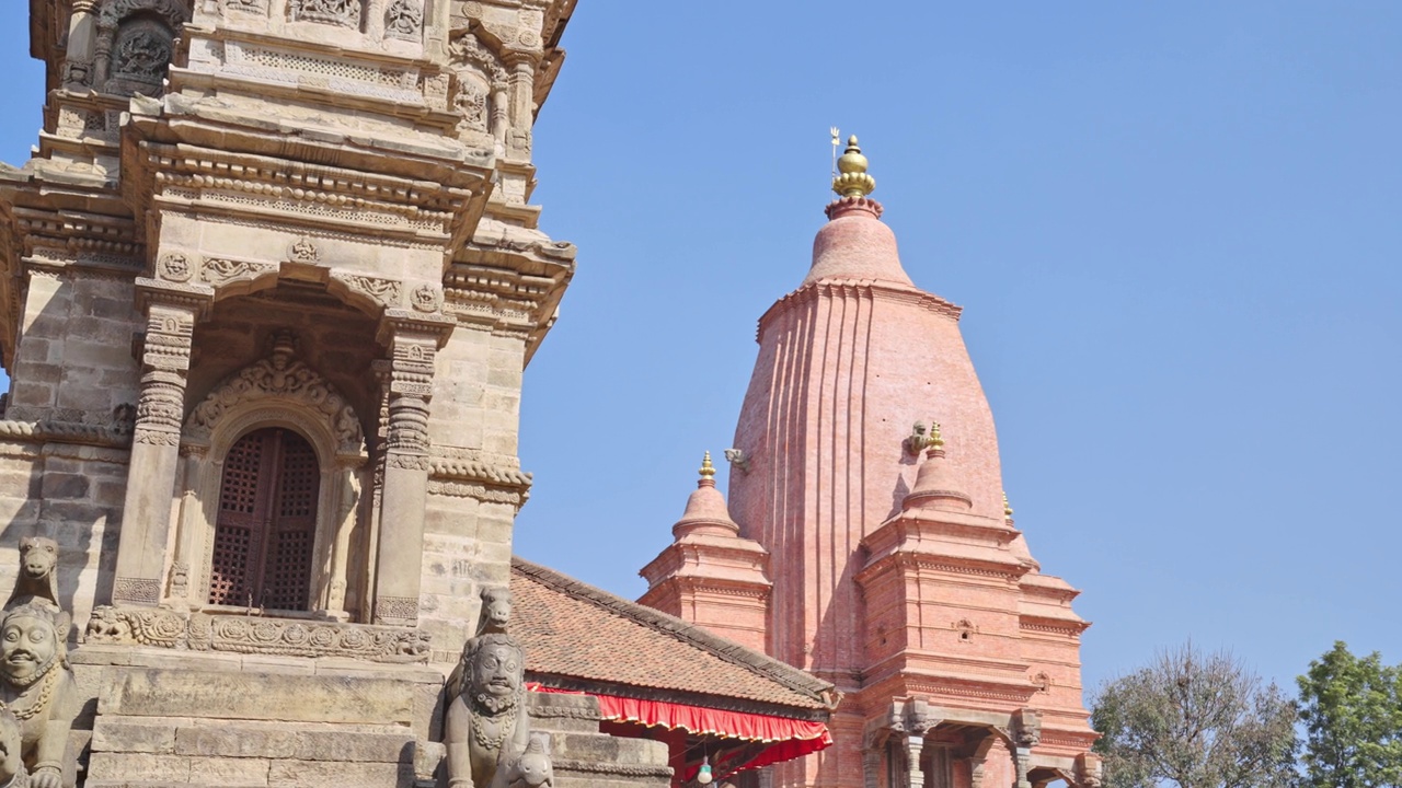 尼泊尔巴克塔普尔，晴朗无云的日子里，杜巴广场上的Phasi Degah寺庙和Siddhi Laxmi寺庙的视差相机运动视频素材
