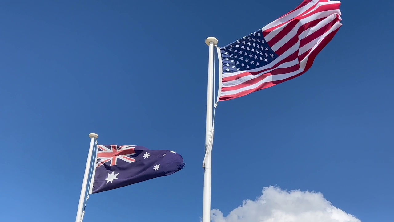 澳大利亚国旗和美利坚合众国国旗一起在风中飘扬视频下载