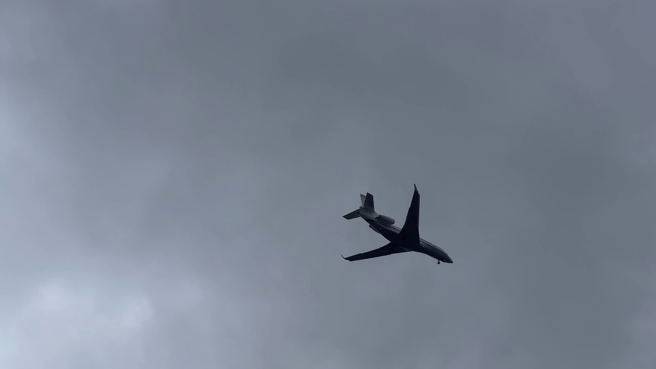 喷气式飞机在灰色多云的天空上飞行视频下载