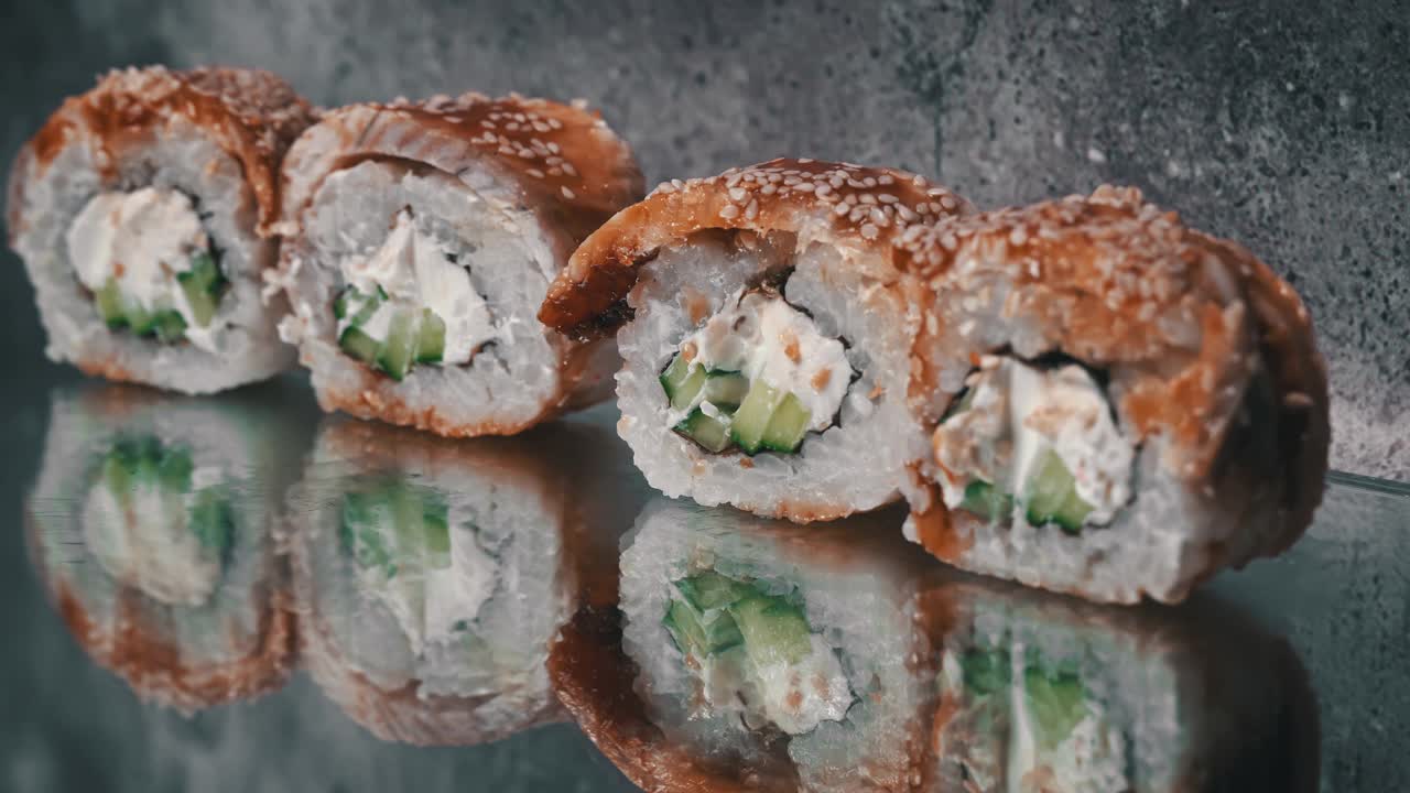 寿司排成一排，一个人用筷子夹着吃视频下载
