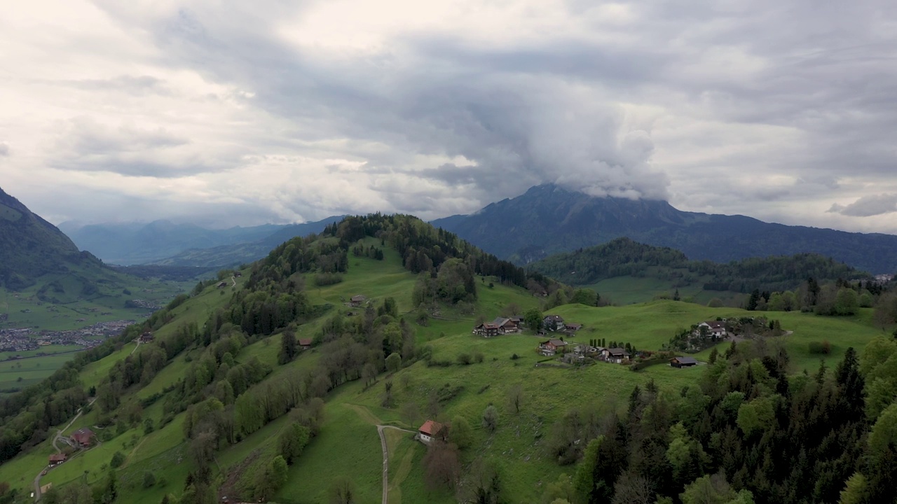 从空中俯瞰瑞士阿尔卑斯山的卢塞恩湖视频下载