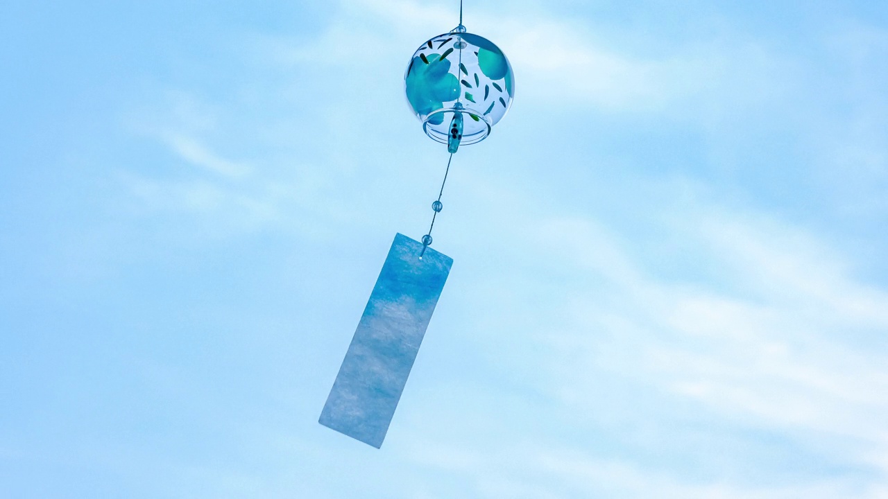 日本风铃在夏日的天空中摇曳。蓝色的。视频下载