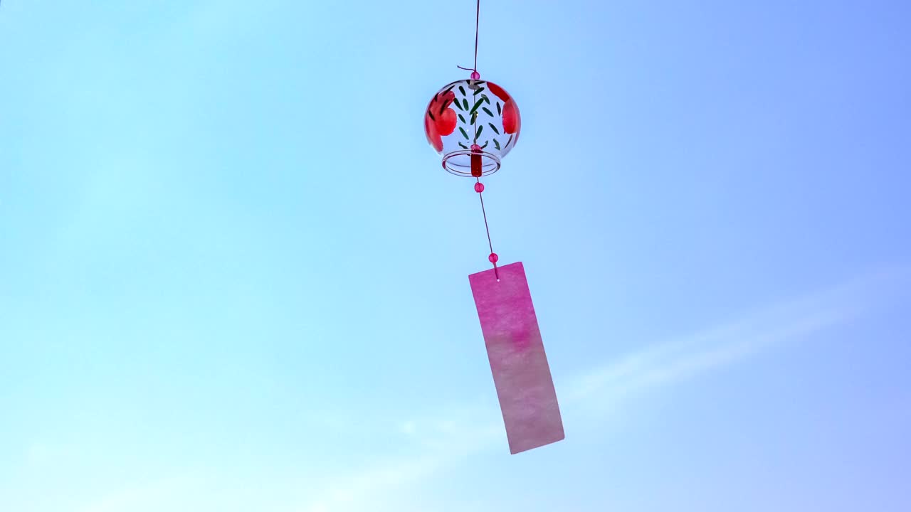 日本风铃在夏日的天空中摇曳。红色的。视频下载