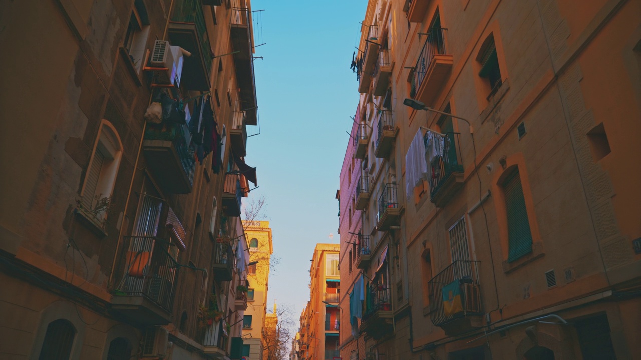 住宅建筑的低角度视图。带阳台和窗户的公寓外观。探索巴塞罗那市。视频下载