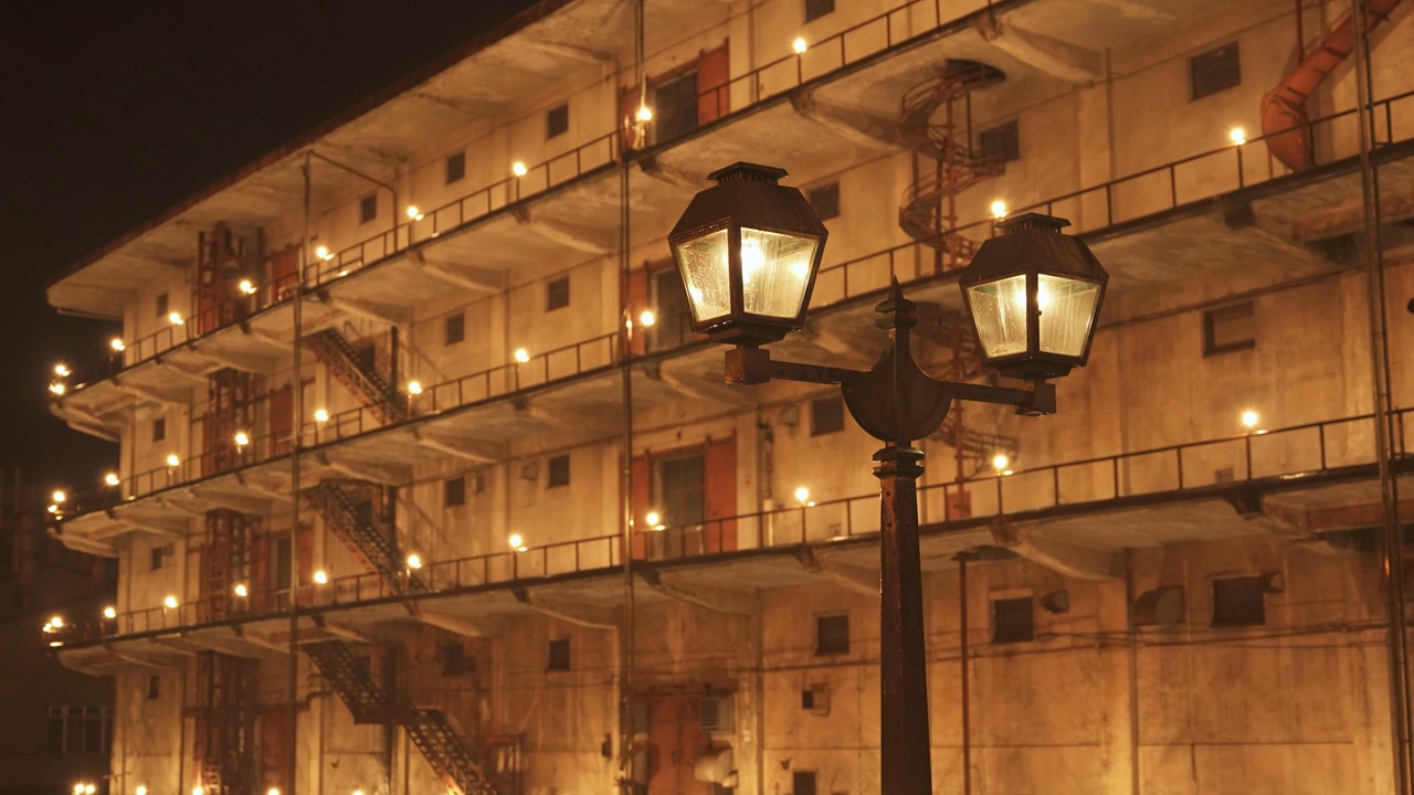 夜晚的复古灯、建筑和小樽运河遗址视频下载