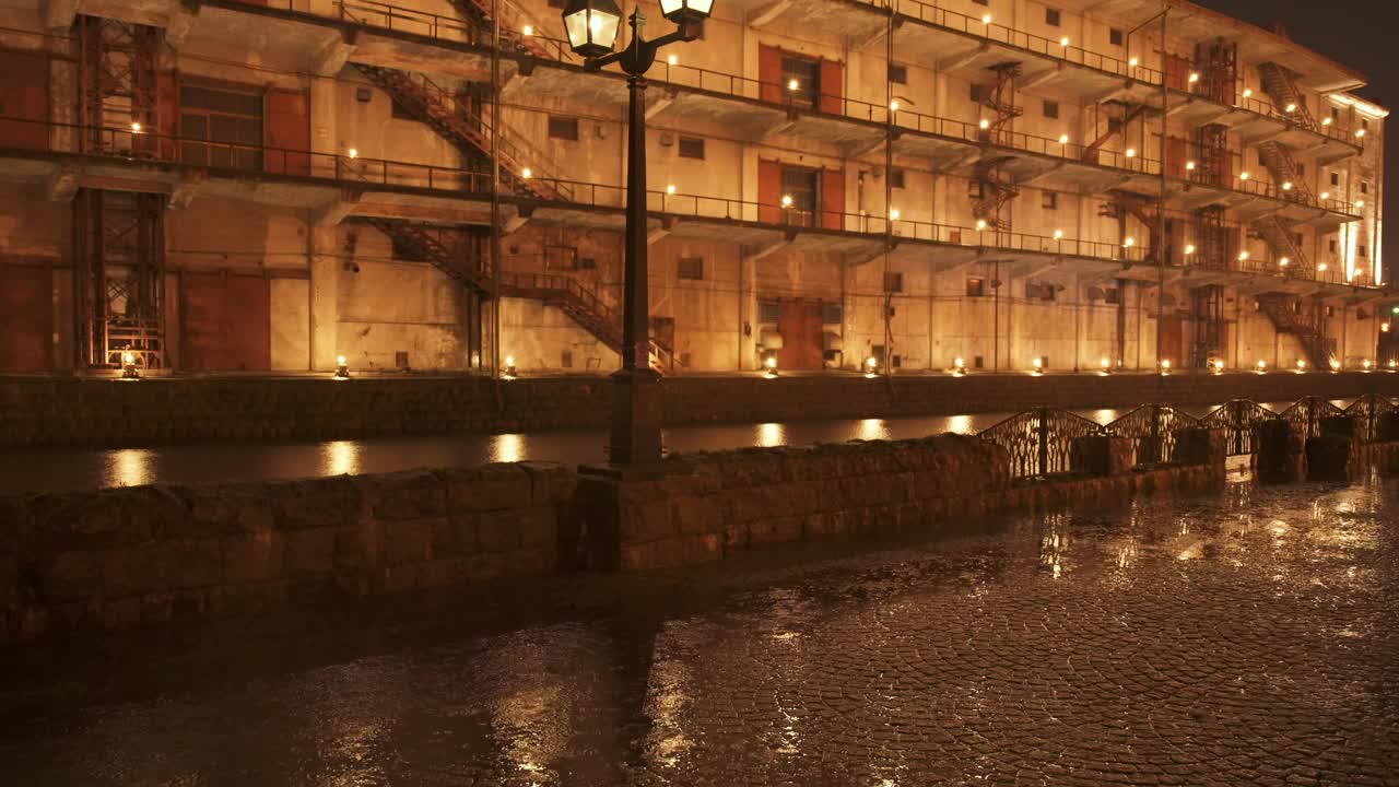 雨夜，小樽运河的复古灯、建筑和废墟视频下载