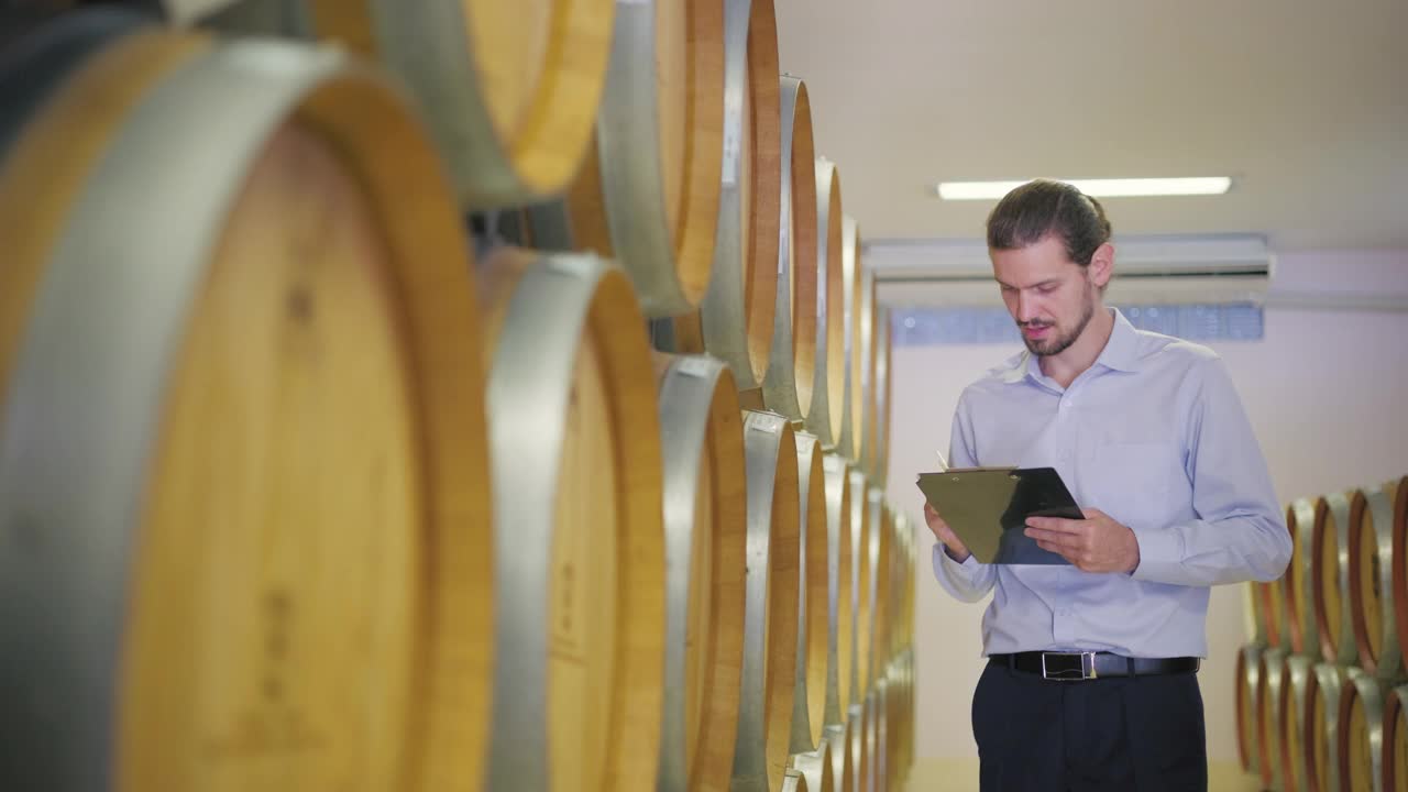 在葡萄酒工厂工作的酿酒师视频素材