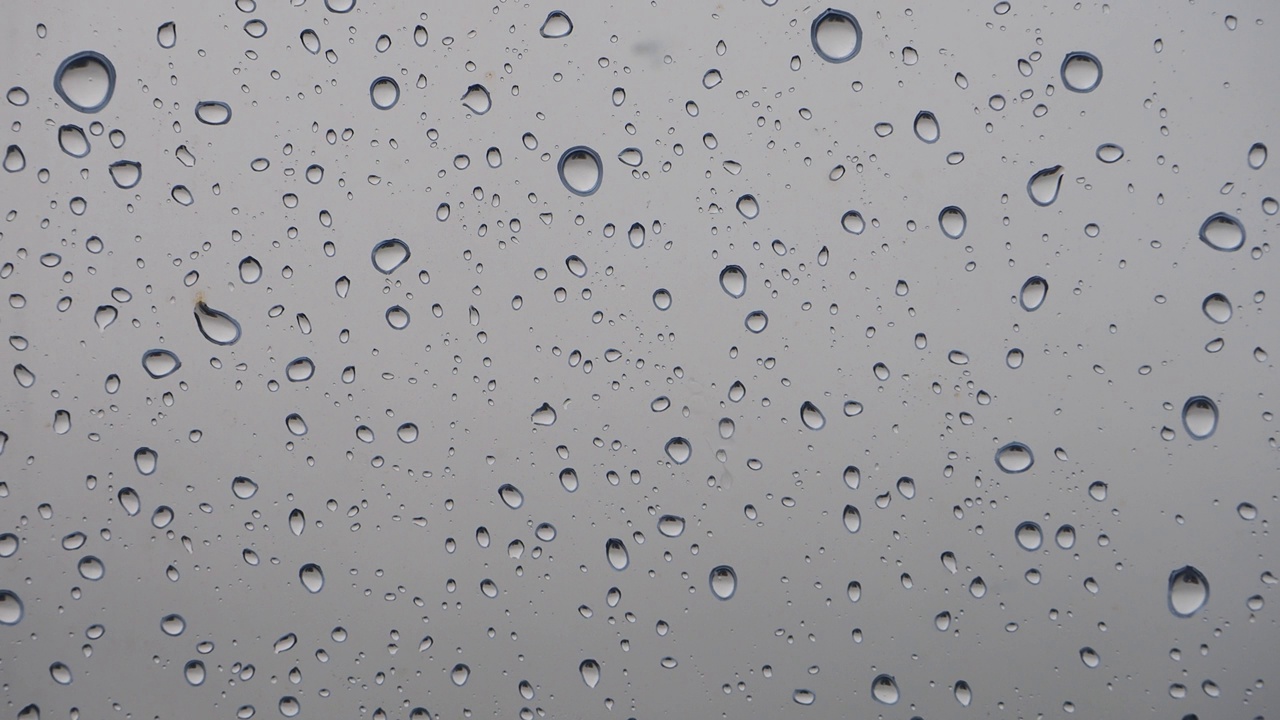 大雨时窗户上的雨滴视频下载