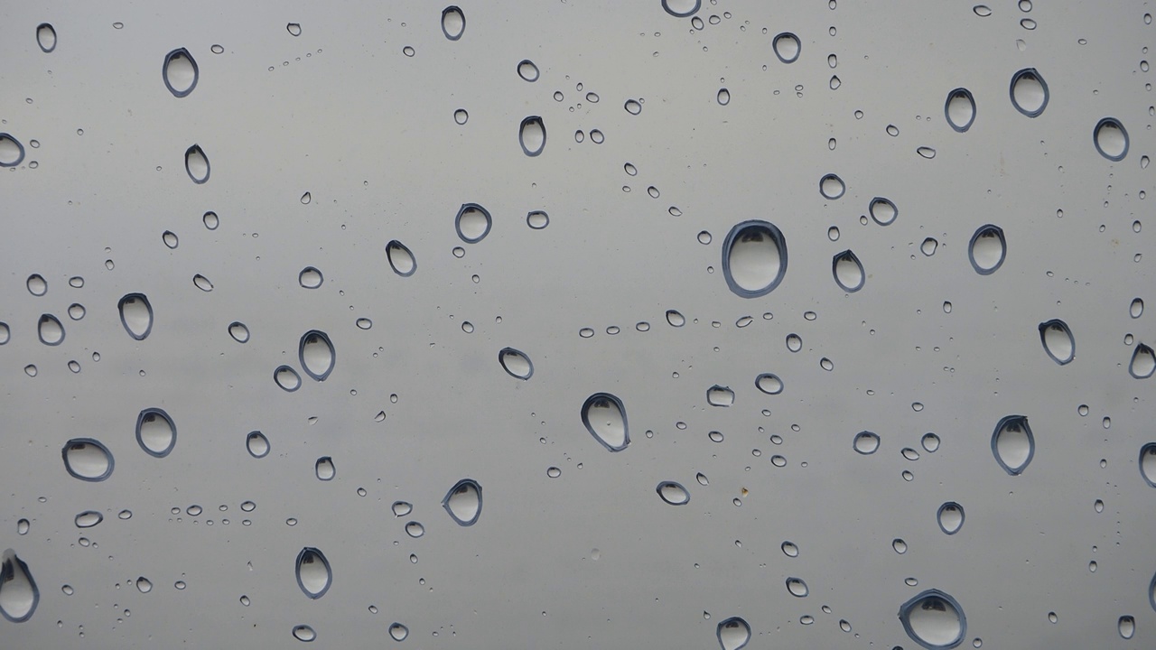 大雨时窗户上的雨滴视频下载