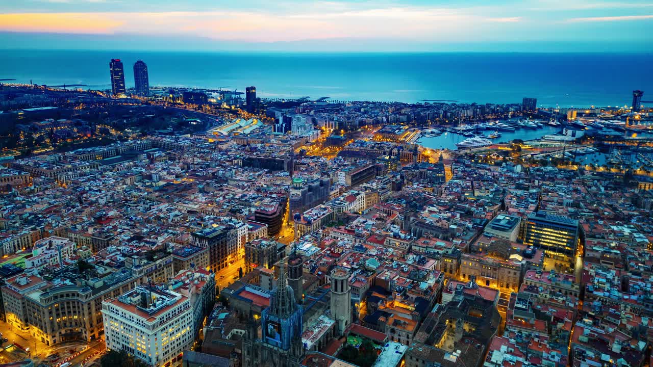 H/L午夜时分，巴塞罗那充满活力的城市灯光视频下载