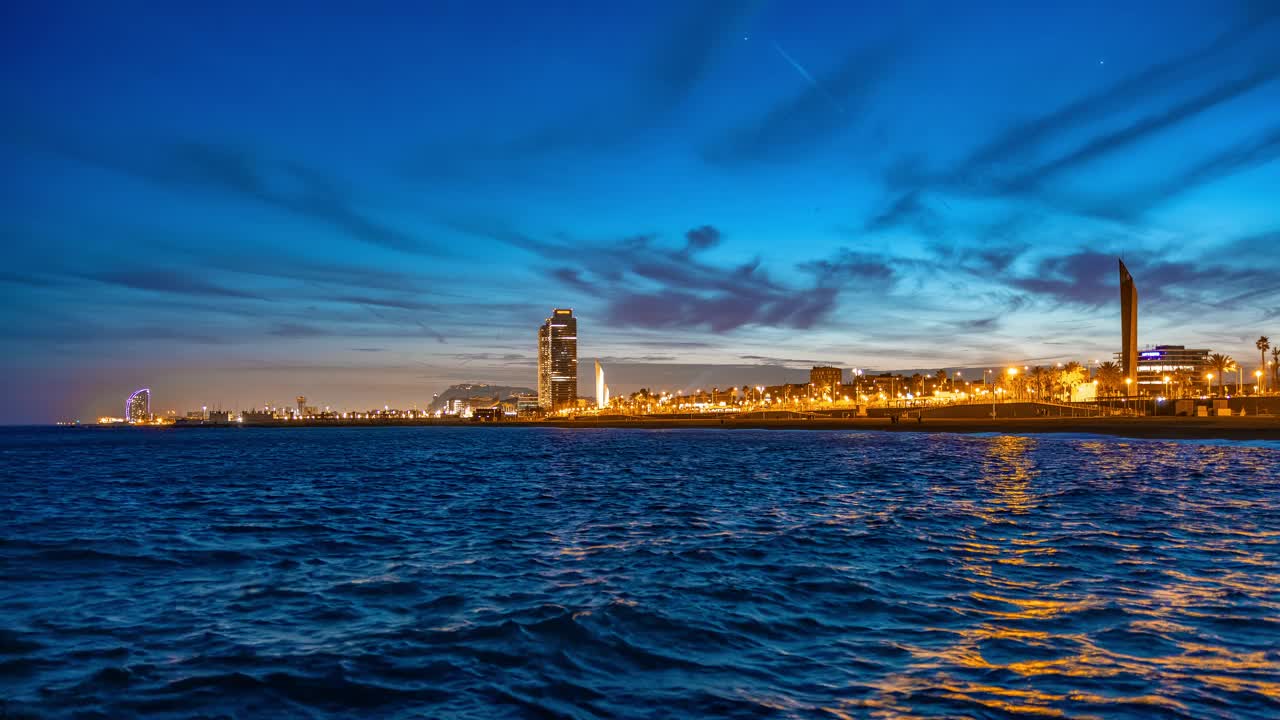 T/L蔚蓝时刻著名的巴塞罗那海滩上的云景视频下载