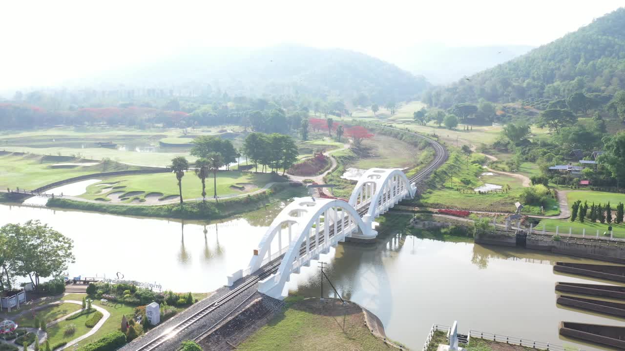 鸟瞰图泰国Chomphu铁路桥历史建筑。视频下载