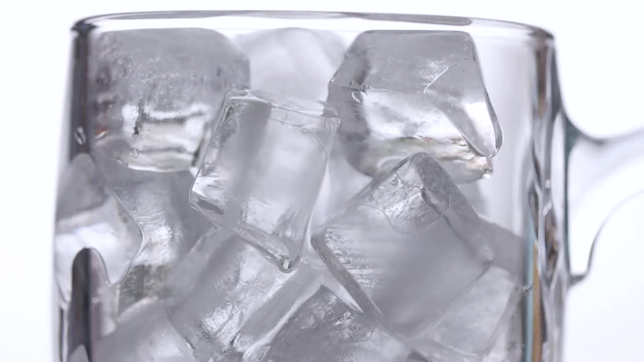 加了很多冰的冷饮视频素材