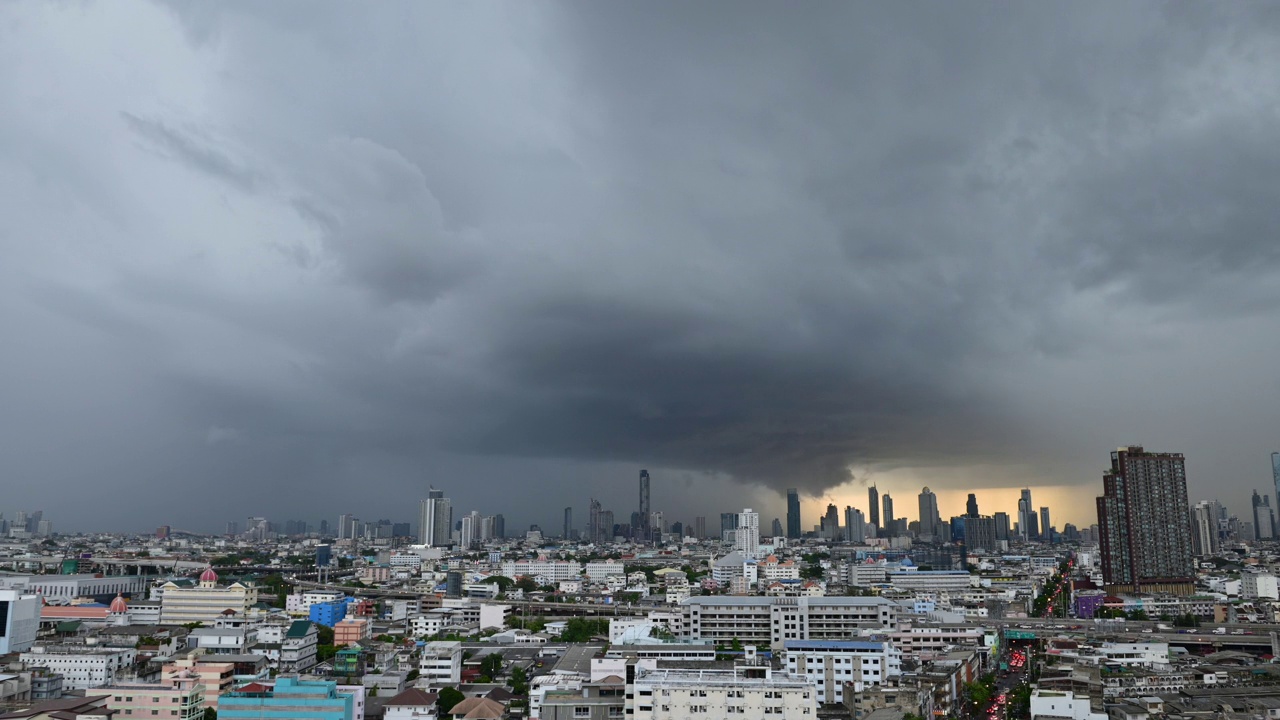 风暴在曼谷城市屋顶上的延时运动视频素材